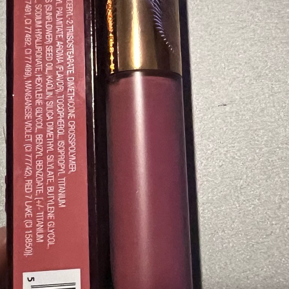 Charlotte Tilbury
Airbrush Flawless Matte Lip Blur Liquid Lipstick-Rose Blur - Picture 3 of 3